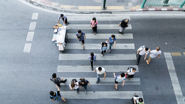 Tempat Menyeberang Di Jalan Raya Disebut. Kenapa Zebra Cross Pakai Garis Hitam Putih? Begini Sejarah Asal