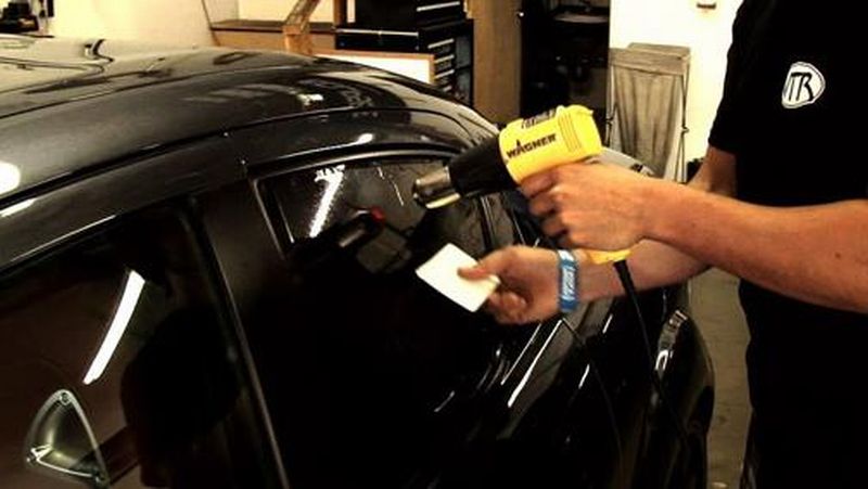 Pasang Kaca Film Mobil Dari Luar Atau Dalam. Agar Tak Ditilang, Pahami 6 Aturan Pasang Kaca Film di Mobil