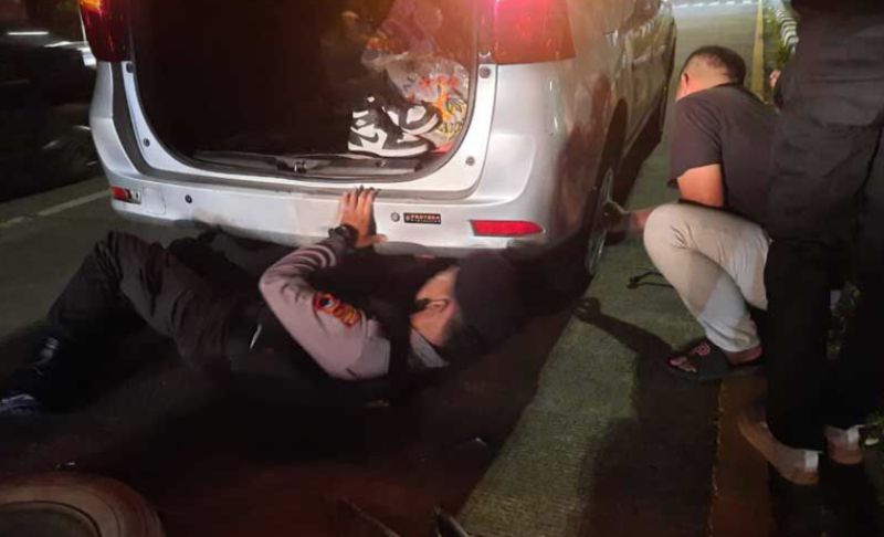 Foto Ban Mobil Avanza Bocor. Aksi Heroik Polisi, Bantu Pemudik Ganti Ban Sampai 'Ndlosor' ke