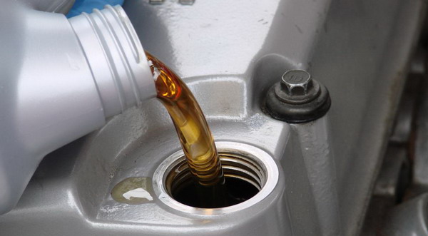 Ciri Ciri Oli Gardan Motor Harus Diganti. Catat! 4 Ciri Oli Gardan Mobil Harus Diganti yang Wajib Diketahui