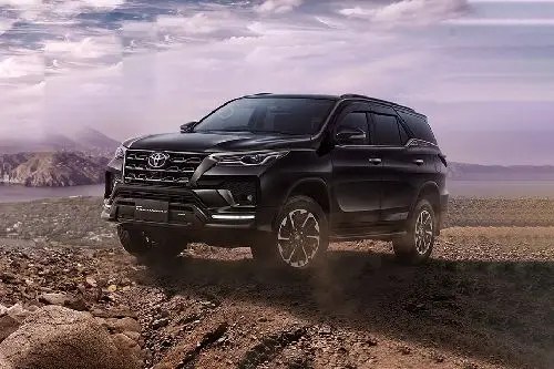 Bagusan Fortuner Atau Pajero. Mitsubishi Pajero Sport vs Toyota Fortuner