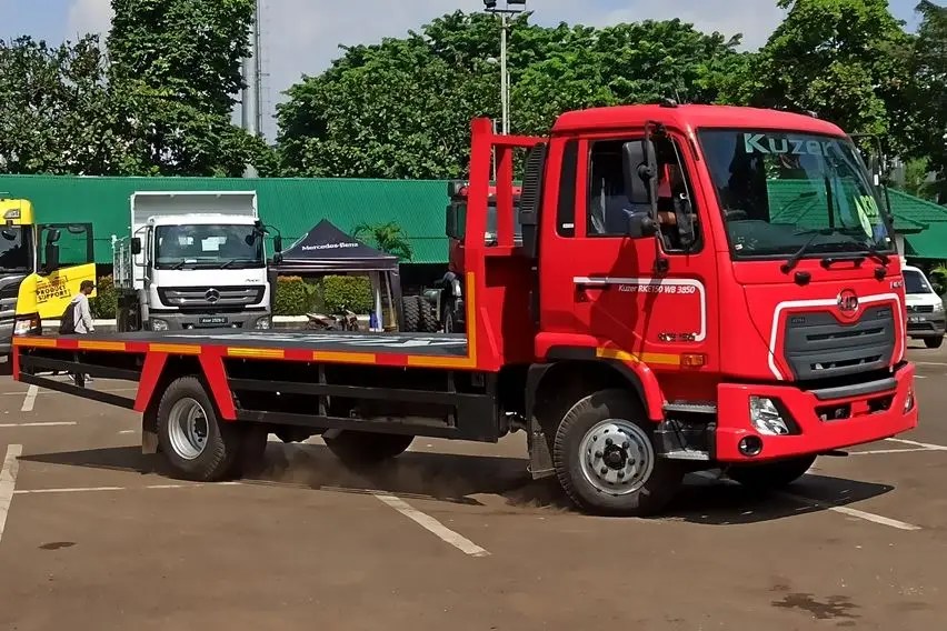 Interior Ud Truck Kuzer. First Drive UD Trucks Kuzer RKE 150 3850: Pekerja Pintar