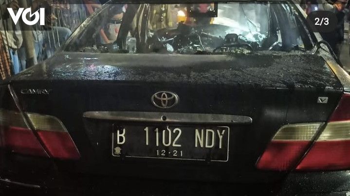 Mobil Sedan Warna Hitam. Mobil Sedan Toyota Warna Hitam Terbakar di Dekat Pasar Senen