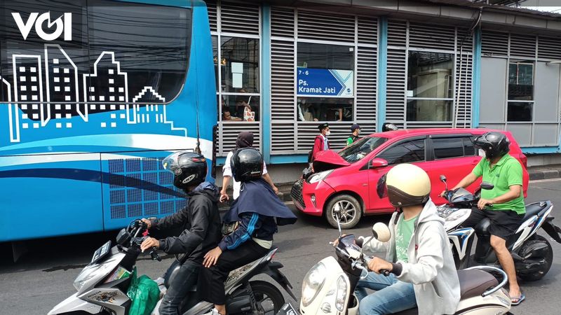 Mobil Calya Warna Merah. Masuk Jalur Busway, Toyota Calya Warna Merah Tabrak Bus