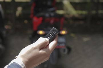 Indikator Keyless Hrv Nyala. Ingat! Ini Tanda Baterai Lemah di Remote Keyless Motor Honda