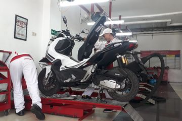 Cara Mengganti Busi Motor. Tak Sesulit Yang Dibayangkan, Ganti Busi Honda ADV 150