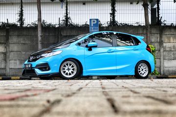 Honda Jazz Biru Modifikasi. Gara-gara Iseng Parkir, Honda Jazz GK5 Dapat Julukan 'Blue Bird