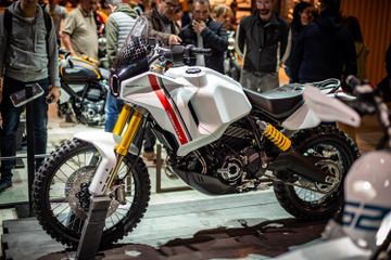 Desain Tempat Bensin Eceran. Mau Bikin Motor Bergaya Adventure? Contek Aja Desain Ducati