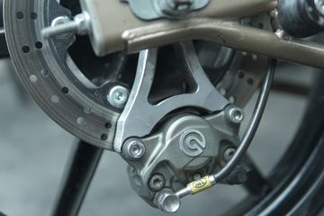 Cara Buang Angin Rem Cakram Belakang Motor. Begini Cara Buang Angin Kaliper Rem Belakang yang Posisinya di