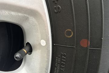 Velg Mobil Warna Kuning. Terungkap! Ini Arti Tanda Bulatan Kuning dan Merah pada Ban Mobil