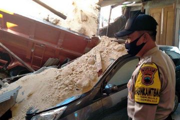 Apakah Daihatsu Sigra Kuat Nanjak. Daihatsu Sigra Kena Tindih, Wajah Setengah Bonyok, Ulah Truk