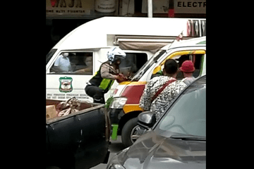 Kaca Depan Grand Max. Daihatsu Gran Max Angkot Dihinggapi Polisi, Terseret di Kaca