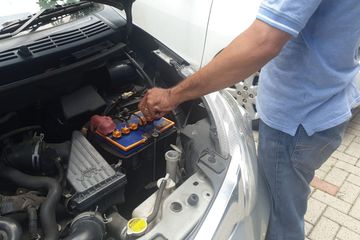 Penyebab Aki Mobil Cepat Soak. Penyebab Aki Mobil Soak Tiba-tiba, Ini Dia Biang Keladinya Bestie