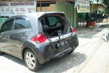 Kaca Belakang Grand Max. Honda Brio dan Daihatsu Terios Ringsek, Kaca Pecah Diseruduk