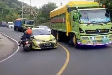 Toyota Yaris Warna Hijau. Toyota Yaris Nikung Disambut Motor, Garis Kuning Dilanggar