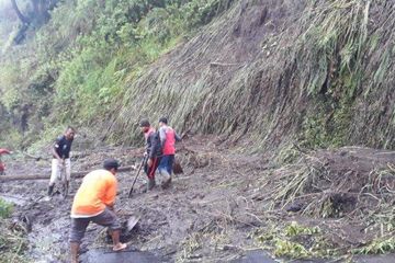 Harga Mobil L300 Bekas Di Banyuwangi. Longsor Tutupi Jalanan Akses Jalan Bondowoso-Banyuwangi, Satu