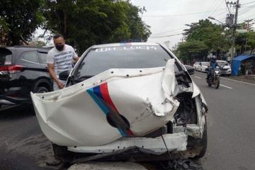 Harga Honda Jazz Daerah Solo. Sopir Mobil Box Kurang Konsentrasi Seruduk Isuzu Panther, Toyota