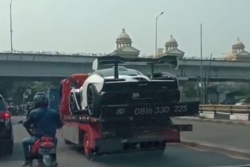 Harga Mobil Mclaren Senna Di Indonesia. Beredar Video McLaren Senna Diangkut Truk Towing di Indonesia