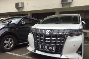 Mobil Alphard Warna Putih. Enggak Pakai Lama, Cuma Hitungan Hari Toyota Alphard Rachel