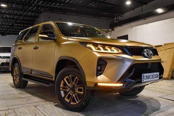 Foto Mobil Fortuner Modifikasi. Toyota Fortuner Sultan Paling Berkilau Pakai Warna Emas Enggak