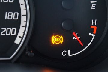 Sensor Abs Terletak Di. Sensor Rem ABS Nyala, Jangan Asal Ganti! Salah Langkah ECU