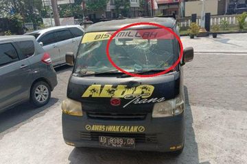 Kaca Depan Grand Max. Dendam Hajatan Dibawa ke Jalan, Balok Kayu Mendarat di Kaca