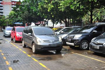 Parkir Paralel Mobil Matic. Pemula Harus Tahu, Begini Cara Parkir Paralel Mobil Matic Tanpa