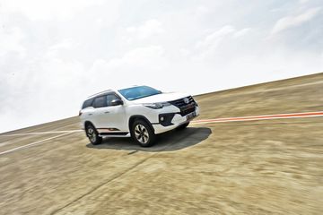 Perbedaan Fortuner Vrz Dan Trd. First Drive Toyota Fortuner VRZ TRD Sportivo, Harga Beda Tipis