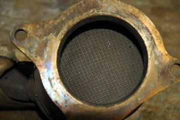 Lepas Katalis Knalpot Mobil. Catalytic Converter Dilepas? Lebih Banyak Ruginya Daripada