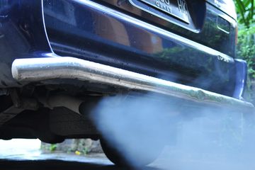 Penyebab Mesin Diesel Keluar Asap Hitam Tebal. Muncul Asap Hitam di Knalpot Mobil Diesel, Dari Sini Penyebabnya