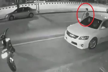 Pintu Mobil Dibuka Lampu Hazard Menyala. Street Manners: Harus Hati-hati, Membuka Pintu Mobil Saat Parkir di