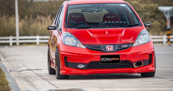 Biaya Tune Up Honda Jazz Ge8. Honda Jazz GE8 Tampil Sporty, Material Serat Karbon Dicat