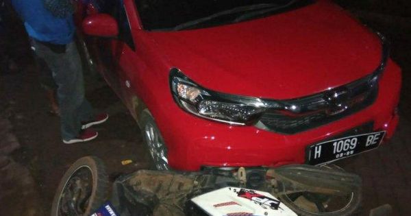 Cara Bikin Tarikan Honda Brio Enteng. Honda Brio Seret Motor Ratusan Meter, Kabur Ketahuan Saat