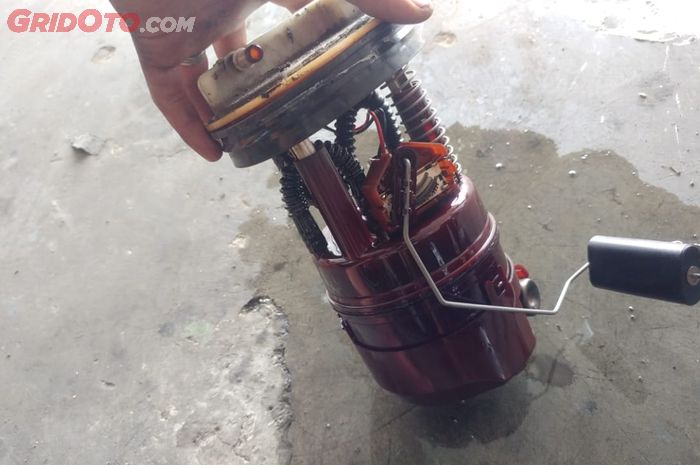 Cara Buka Pompa Bensin Grand Livina. Begini Cara Membersihkan Filter Bahan Bakar Mobil, Gampang