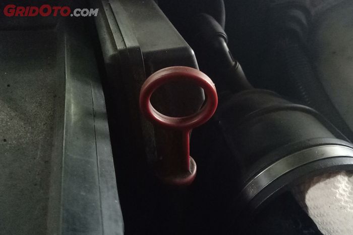 Volume Oli Mesin Isuzu Panther. Cara Mengecek Volume Oli Mesin Memakai Dipstick, Ini Proses