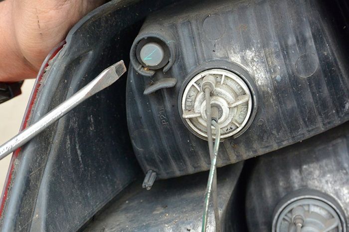 Cara Mengganti Bohlam Lampu Depan Mobil Grand Livina. Tips Mengganti Bohlam Lampu Mobil, Perhatikan Hal-Hal Penting