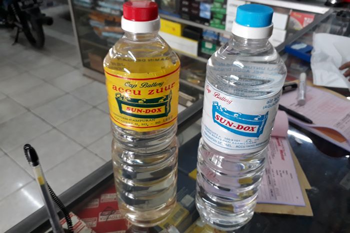 Apa Itu Air Aki. Air Aki Botol Merah dan Biru, Apa Sih Bedanya?