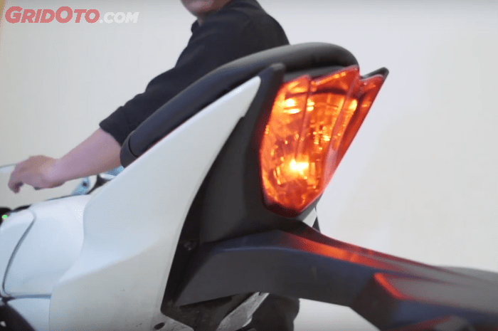 Cara Ganti Lampu Rem Grand Livina. Cara Ganti Lampu Bohlam Belakang Suzuki GSX-R150
