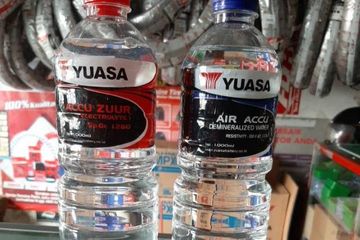 Apa Itu Air Aki. Jangan Salah Beli, Ini Bedanya Air Aki Kemasan Merah dan Biru