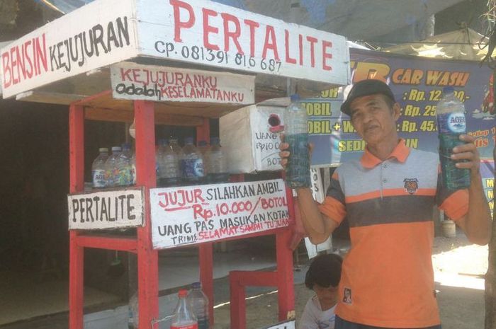 Desain Tempat Bensin Eceran. Buka 'Bensin Kejujuran', Jual Pertalite Rp 10 Ribu Tapi Tak Ambil