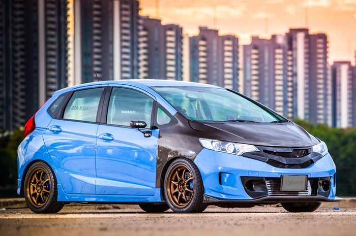 Honda Jazz Biru Modifikasi. Honda Jazz GK5 Berjubah Biru Muda, Gaya Racing Terjangkiti