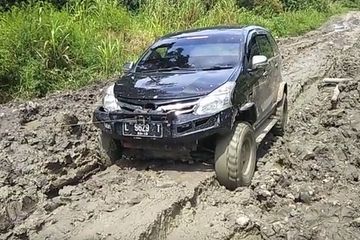 Avanza Modifikasi Off Road. Garang, Toyota Avanza Diurut Kaki-kakinya Jadi 4WD, Lahap Trek