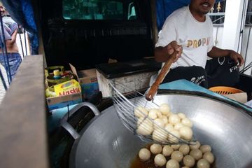 Jualan Pakai Mobil Pick Up. Soal Risiko Masak Di Atas Mobil, Ini Kata Abang Tahu Bulat