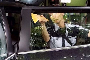 Cara Melepas Kaca Film Mobil Bagian Depan. Begini Cara Lepas Kaca Film yang Aman, Defogger Gak Bakalan