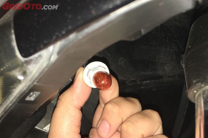 Cara Mengganti Lampu Depan Yaris. Cara Ganti Bohlam Lampu Sein Depan NMAX, Enggak Perlu Kunci