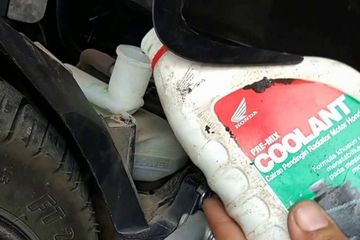 Penyebab Air Radiator Keluar Terus Dari Selang Pembuangan. Jangan Panik! Ternyata Ini Penyebab Air Radiator Motor Tumpah