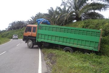 Kenapa Truk Bisa Oleng. Tak Hanya Kelebihan Muatan, Ini Sebab Lain Truk Mundur di