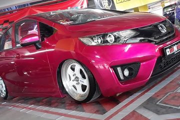 Modifikasi Mobil Jazz Ceper. Honda Jazz Tampil Unik Pakai Warna Pink dan Kaki-kaki Ceper