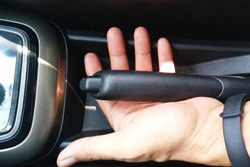 Cara Setel Rem Mobil. Setel Rem Tangan di Mobil, Modalnya Cuma Obeng Kecil, Gunanya