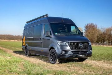 Modifikasi Mobil Warna Abu Abu Metalik. Ngeri Mercedes-Benz Sprinter Ini Ketempelan Yeti si Primata